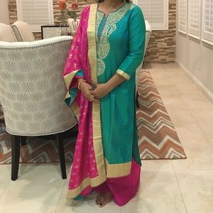 Indian dress/ salwar suit.